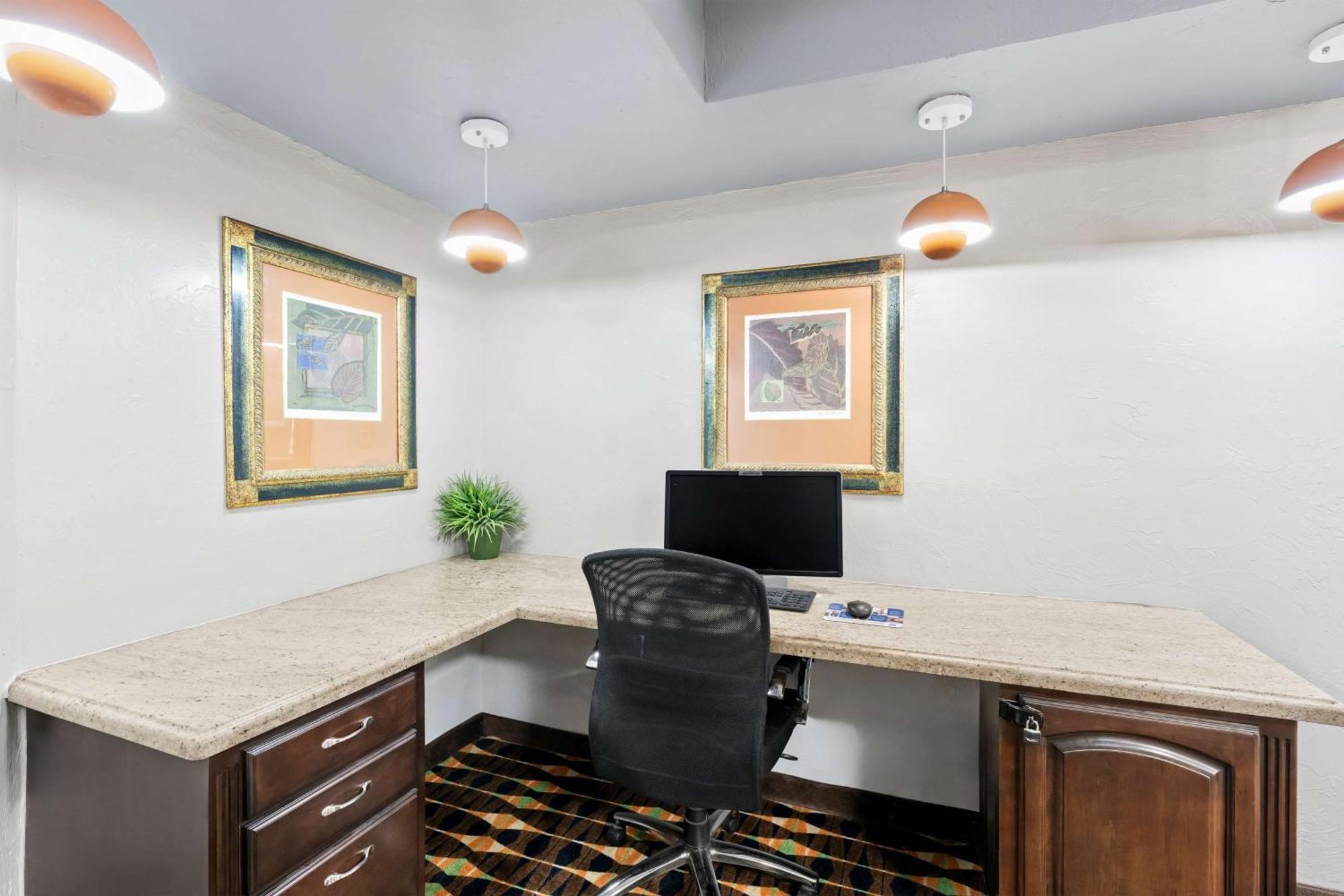 Surestay Plus Hotel By Best Western Lubbock Medical Center Exterior foto